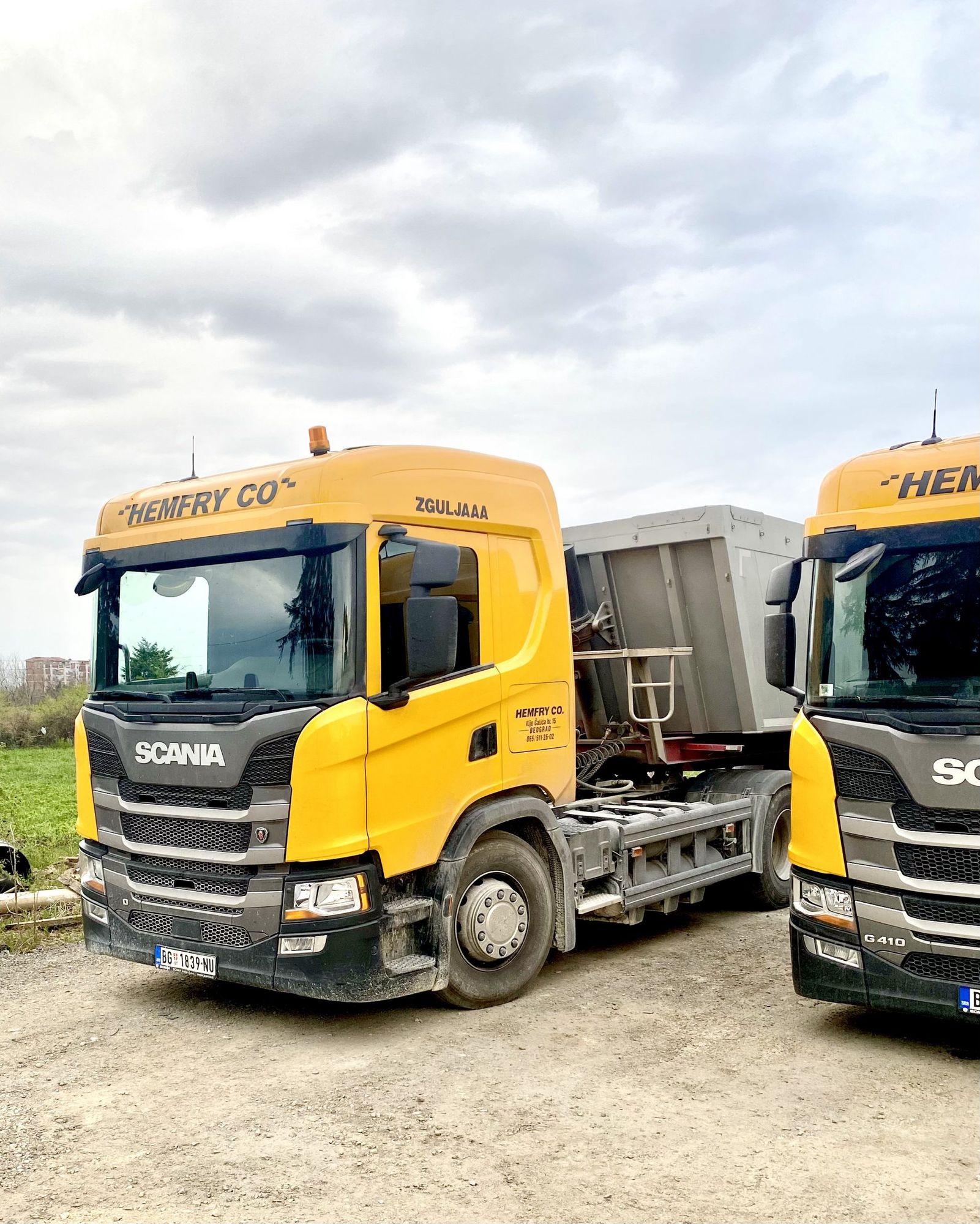 Žuti Scania G410 tegljač Hemfry Co sa kiper poluprikolicom