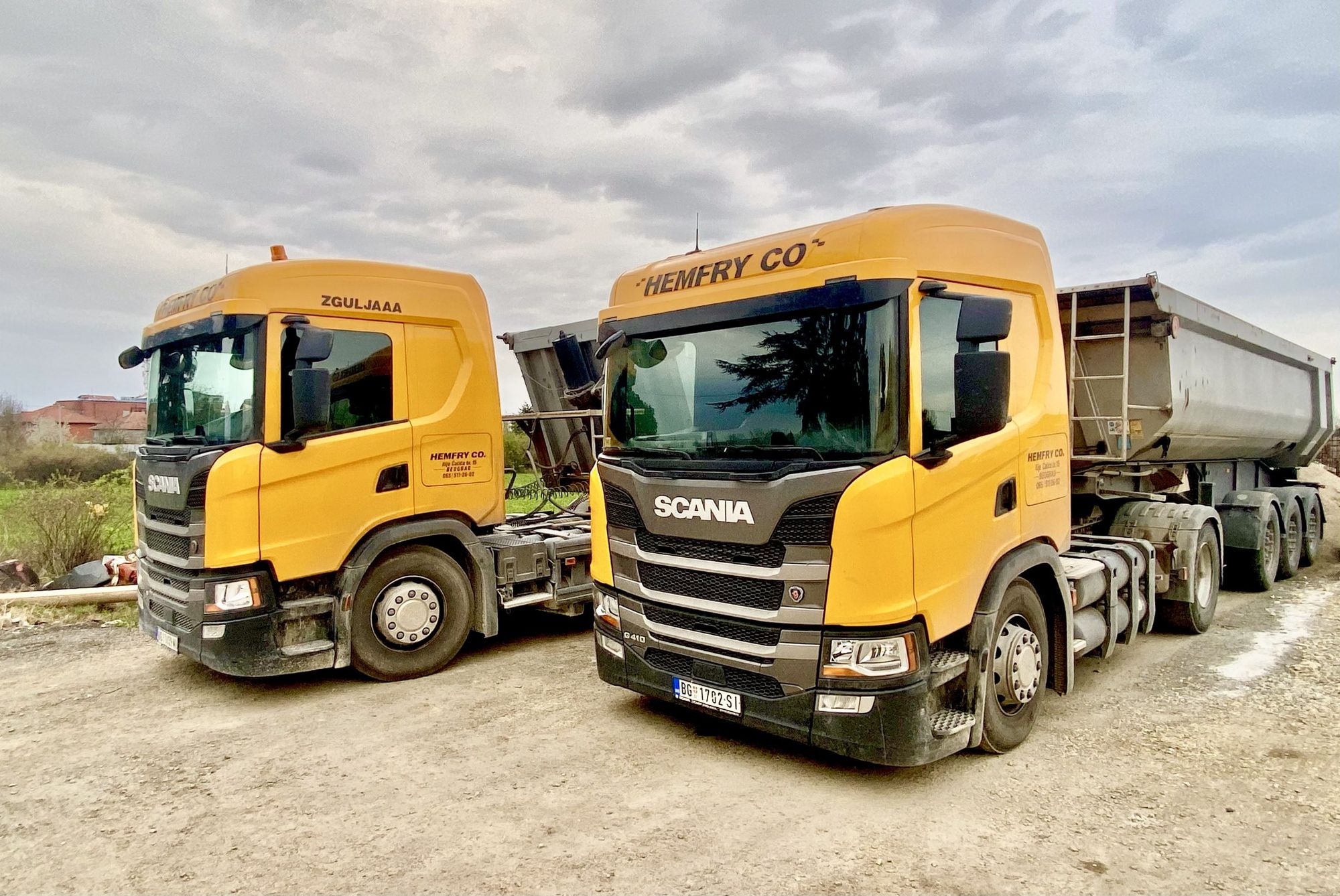 Dva žuta Scania kamiona Hemfry Co sa kiper poluprikolicama