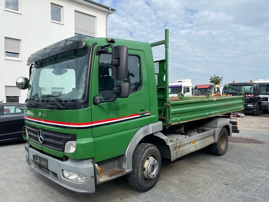 Zeleni Mercedes Atego kiper za manje količine materijala