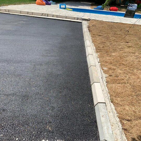 Nov asfalt uz betonske ivičnjake na parkingu