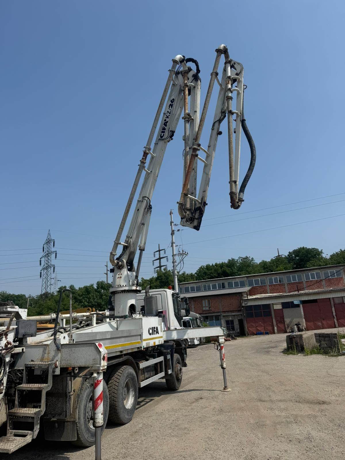 Pumpa za beton sa podignutim krakom